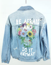 Laden Sie das Bild in den Galerie-Viewer, Jeansjacke "FLOWERS"
