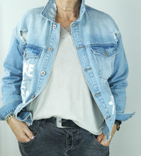 Laden Sie das Bild in den Galerie-Viewer, Jeansjacke "FLOWERS"