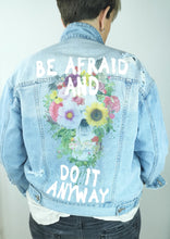 Laden Sie das Bild in den Galerie-Viewer, Jeansjacke "FLOWERS"