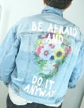 Laden Sie das Bild in den Galerie-Viewer, Jeansjacke "FLOWERS"