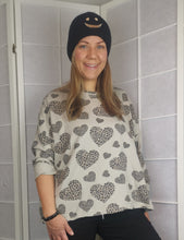 Laden Sie das Bild in den Galerie-Viewer, Sweatshirt "LEO HEARTS"