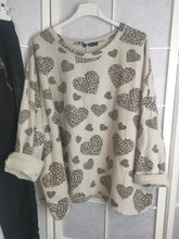 Laden Sie das Bild in den Galerie-Viewer, Sweatshirt "LEO HEARTS"