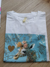 Laden Sie das Bild in den Galerie-Viewer, T-Shirt "Mrs. Giraffe"