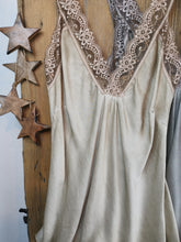 Laden Sie das Bild in den Galerie-Viewer, Spitzentops