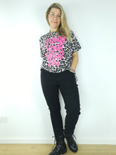 Laden Sie das Bild in den Galerie-Viewer, T-Shirt &quot;TURN YOUR MAGIC ON&quot;
