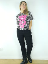 Laden Sie das Bild in den Galerie-Viewer, T-Shirt &quot;TURN YOUR MAGIC ON&quot;

