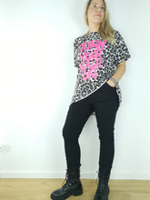 Laden Sie das Bild in den Galerie-Viewer, T-Shirt &quot;TURN YOUR MAGIC ON&quot;
