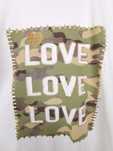 Laden Sie das Bild in den Galerie-Viewer, T-Shirt &quot;LOVE LOVE LOVE&quot;
