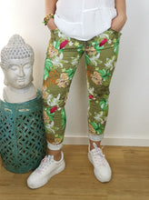 Laden Sie das Bild in den Galerie-Viewer, Hose &quot;DSCHUNGEL&quot;
