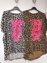 Laden Sie das Bild in den Galerie-Viewer, T-Shirt &quot;TURN YOUR MAGIC ON&quot;
