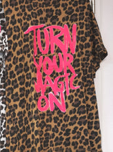 Laden Sie das Bild in den Galerie-Viewer, T-Shirt &quot;TURN YOUR MAGIC ON&quot;
